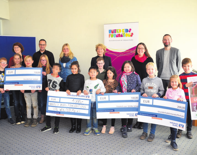 Claudia Kayser, Leiterin der Direktion Wolfsburg (hinten, Mitte), mit den Vertretern der Gewinnerschulen des United Kids Foundations Bambinilaufs. Claudia Kayser, Leiterin der Direktion Wolfsburg (hinten, Mitte), mit den Vertretern der Gewinnerschulen des United Kids Foundations Bambinilaufs.