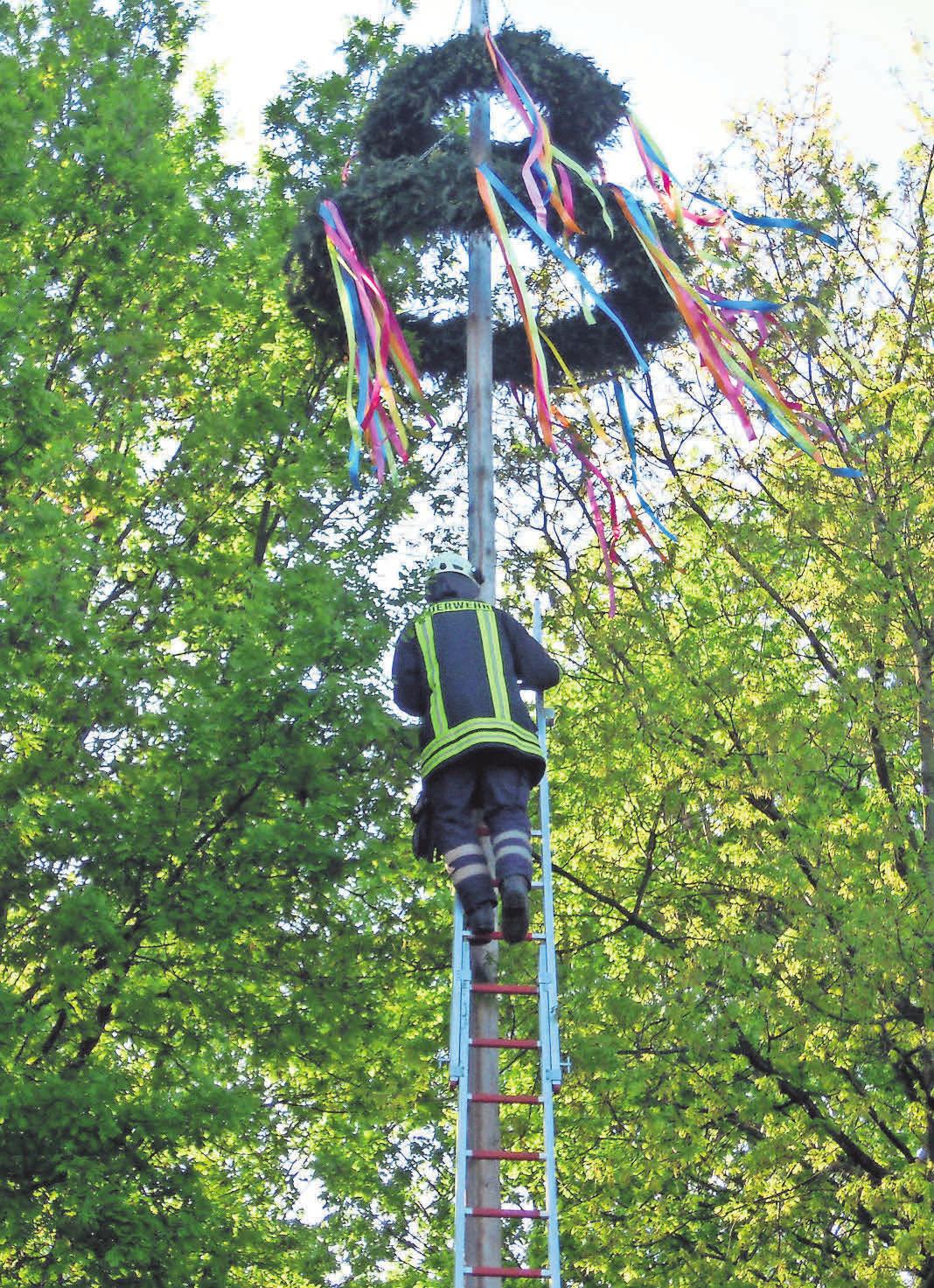 Die Freiwillige Feuerwehr Sievershausen stellt den mit bunten Bändern geschmückten Maibaum auf. Fotos (2): FFW Sievershausen Die Freiwillige Feuerwehr Sievershausen stellt den mit bunten Bändern geschmückten Maibaum auf. Fotos (2): FFW Sievershausen