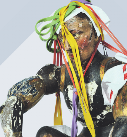 Der kniende Diener und die anderen Relieft eile, die das Museum erst 2019 erwerben konnte, waren in schlechtem Zustand. Hier sieht man die Figur bei der Verleimung des Kopfes Bild: Andrea Hünteler Der kniende Diener und die anderen Relieft eile, die das Museum erst 2019 erwerben konnte, waren in schlechtem Zustand. Hier sieht man die Figur bei der Verleimung des Kopfes Bild: Andrea Hünteler