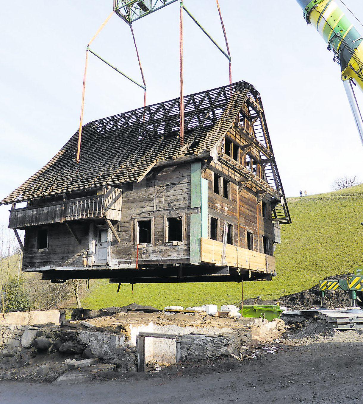 Für die Erneuerung des Fundaments musste das ganze Haus abgehoben werden. Für die Erneuerung des Fundaments musste das ganze Haus abgehoben werden.