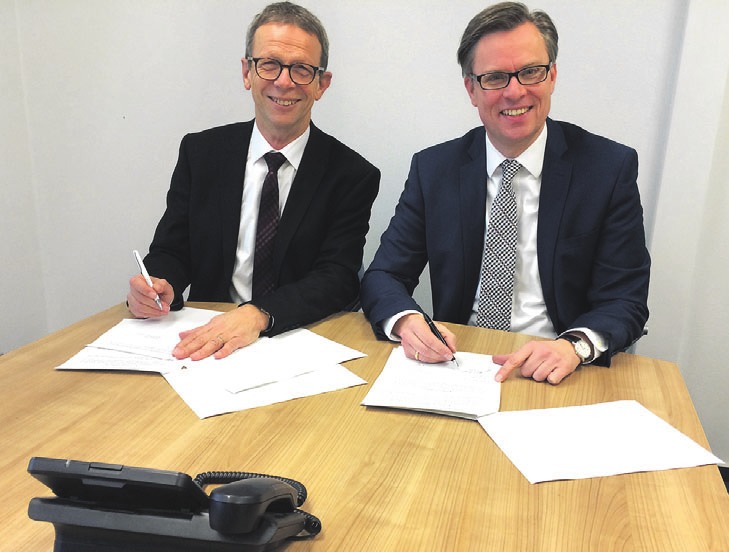 Oberbürgermeister Klaus Mohrs und Landrat Andreas Ebel unterzeichneten die Vereinbarung für besseren Bürgerservice im Landkreis Gifhorn. Foto: Landkreis Gifhorn Oberbürgermeister Klaus Mohrs und Landrat Andreas Ebel unterzeichneten die Vereinbarung für besseren Bürgerservice im Landkreis Gifhorn. Foto: Landkreis Gifhorn