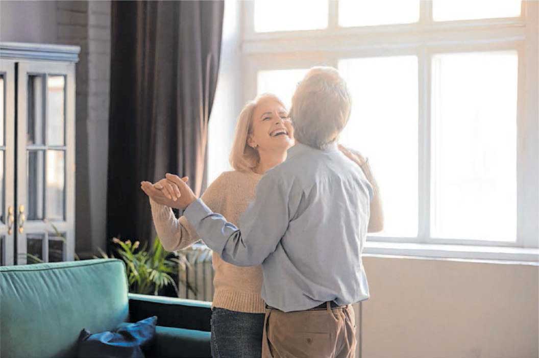 Sich zur Musik bewegen: Tanzen hält jung, gesund und macht glücklich. Foto: © fizkes/Shuitterstock.com Sich zur Musik bewegen: Tanzen hält jung, gesund und macht glücklich. Foto: © fizkes/Shuitterstock.com