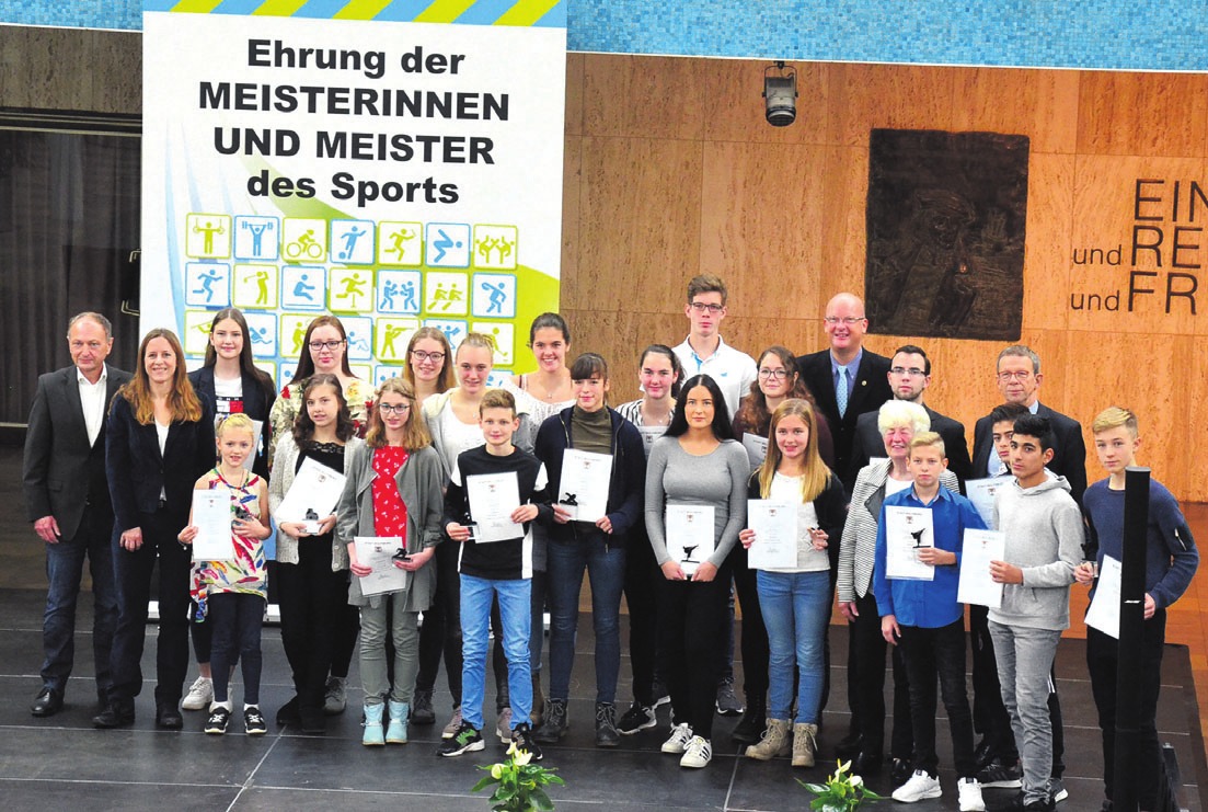 Die jungen Meister des Sports stellten sich nach der Feierstunde für ein Gruppenfoto mit Vertretern von Stadt, Politik und Stadtsportbund auf. Fotos: of Die jungen Meister des Sports stellten sich nach der Feierstunde für ein Gruppenfoto mit Vertretern von Stadt, Politik und Stadtsportbund auf. Fotos: of