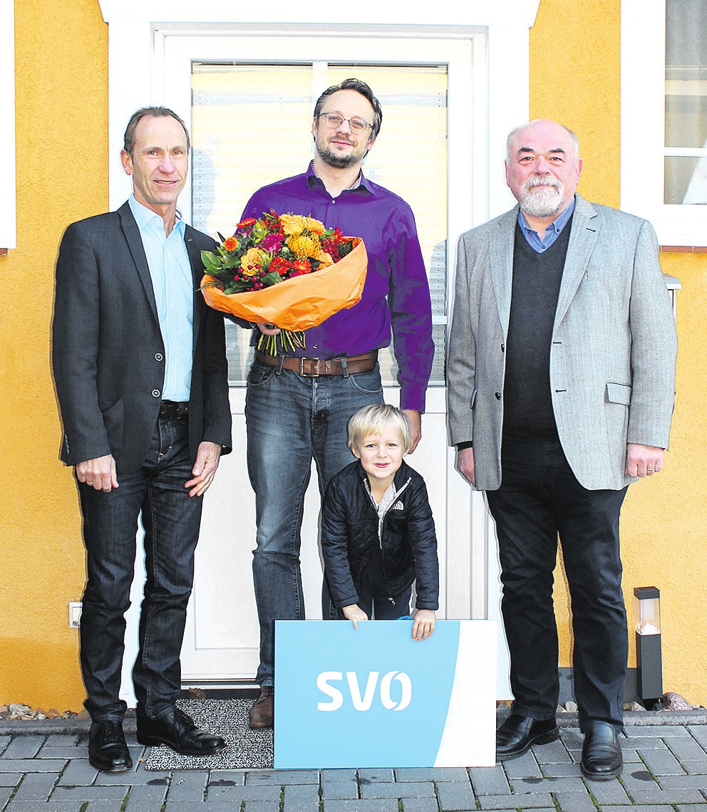SVO-Vertriebsleiter Kersten Koschoreck (links) und Hans-Martin Schaake (rechts) von der Glasfaserinitiative Bostel gratulierten Thomas Bredau (Mitte) und seinem Sohn zum neuen Glasfaseranschluss. Foto SVO/AR SVO-Vertriebsleiter Kersten Koschoreck (links) und Hans-Martin Schaake (rechts) von der Glasfaserinitiative Bostel gratulierten Thomas Bredau (Mitte) und seinem Sohn zum neuen Glasfaseranschluss. Foto SVO/AR