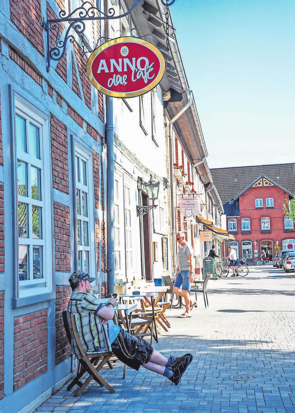 Die Cafés und Gaststätten am Marktplatz und in der Altstadt bieten eine große Auswahl an Speisen und Getränken. Die Cafés und Gaststätten am Marktplatz und in der Altstadt bieten eine große Auswahl an Speisen und Getränken.