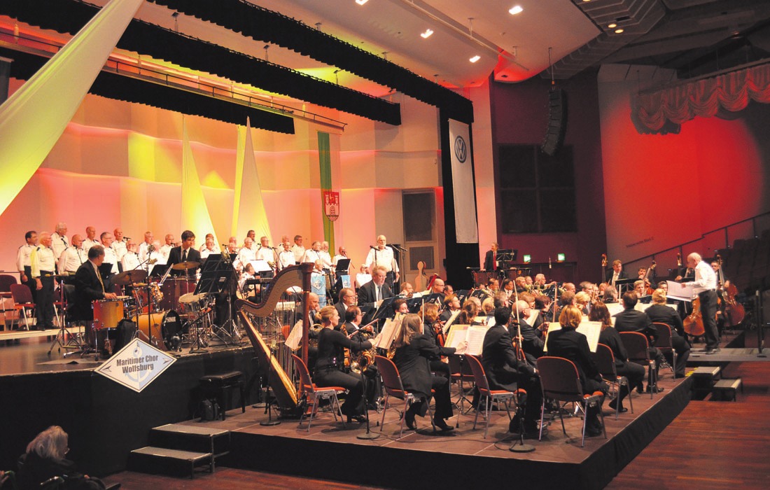 Das fünfte „Shanty, Swing & More“-Konzert verlieh dem Congresspark einen maritimen Flair (gr. Foto). Käthe Glitza und Eckhart Melchior präsentierten den Leuchtturm im Foyer (kl. Foto). Das fünfte „Shanty, Swing & More“-Konzert verlieh dem Congresspark einen maritimen Flair (gr. Foto). Käthe Glitza und Eckhart Melchior präsentierten den Leuchtturm im Foyer (kl. Foto).