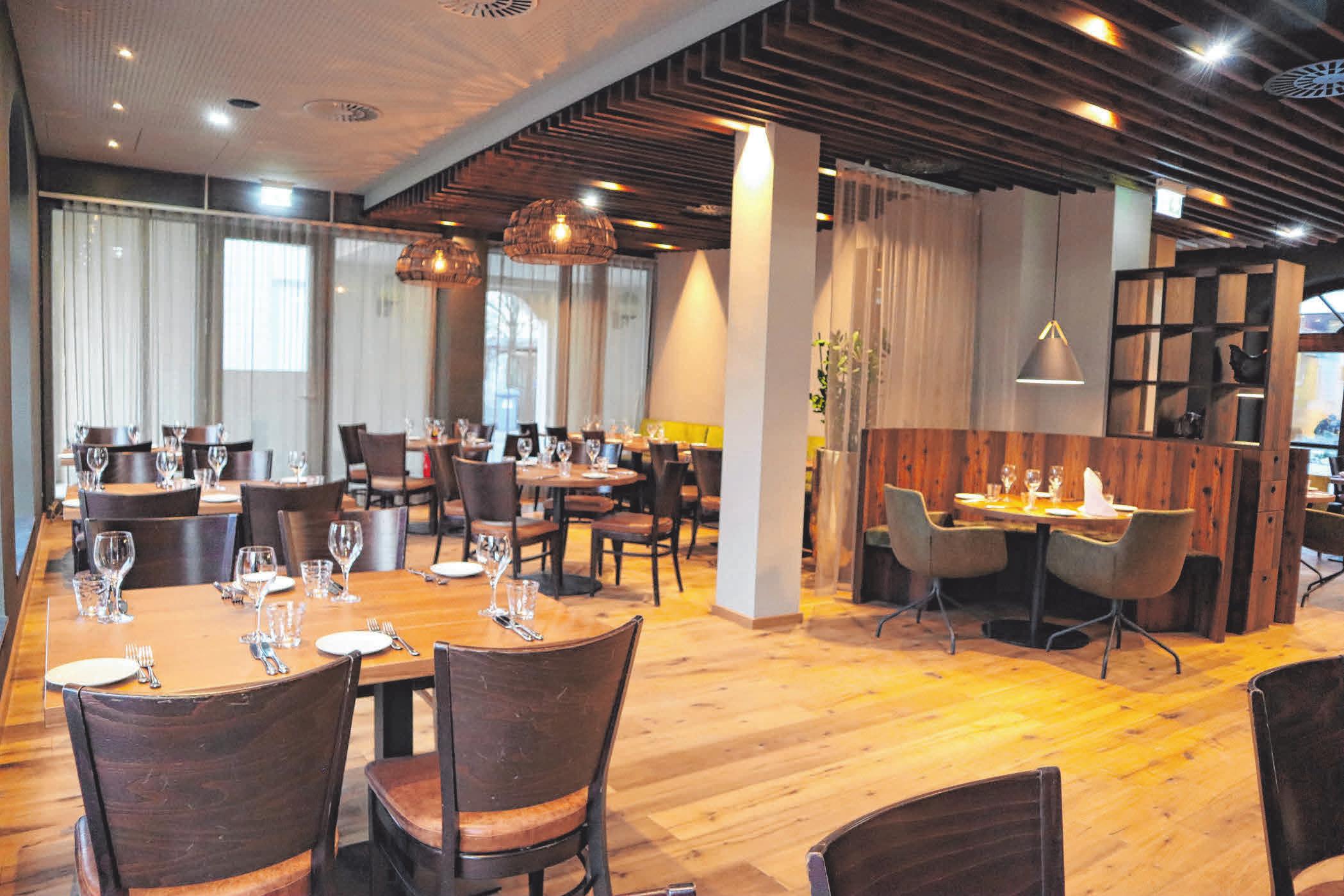 Warme Töne und Naturholz schaffen im Restaurant eine Wohlfühlatmosphäre. FOTOS (7): ELISABETH KOPRIVC Warme Töne und Naturholz schaffen im Restaurant eine Wohlfühlatmosphäre. FOTOS (7): ELISABETH KOPRIVC