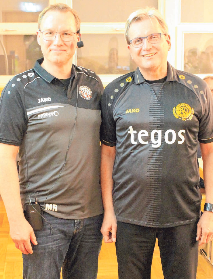 Auch das Jubiläumstrikot für 100 Jahre FC Ostrach hat Peter Müller (rechts, mit Trikot) von „tegos“ gesponsert. Martin Rawe, 1. Vorsitzender des FCO, freut sich mit. FOTO: PR Auch das Jubiläumstrikot für 100 Jahre FC Ostrach hat Peter Müller (rechts, mit Trikot) von „tegos“ gesponsert. Martin Rawe, 1. Vorsitzender des FCO, freut sich mit. FOTO: PR