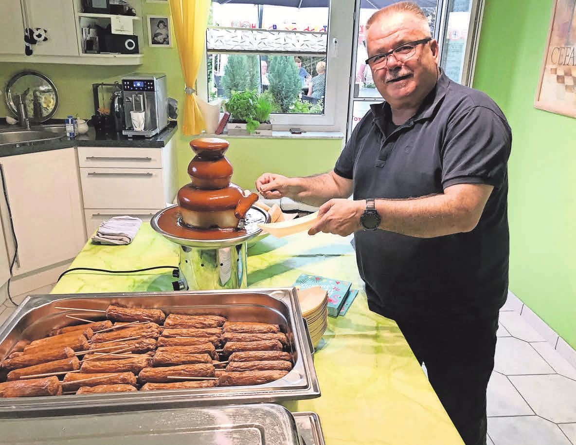 Praktisch für Junggesellenabschiede, Firmenfeiern und rustikale Anlässe: Brunnen mit selbst gemachter, legendärer Currysauce und gegrillten Würstchen für den leckeren Snack. Praktisch für Junggesellenabschiede, Firmenfeiern und rustikale Anlässe: Brunnen mit selbst gemachter, legendärer Currysauce und gegrillten Würstchen für den leckeren Snack.