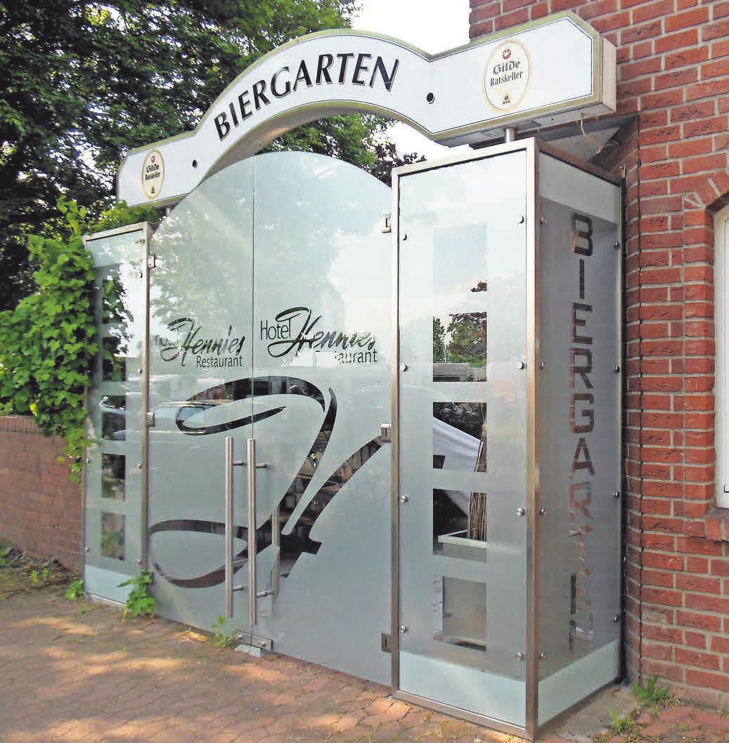 Die Tür zum Biergarten des Restaurants Hennies ist nicht zu übersehen. Die Tür zum Biergarten des Restaurants Hennies ist nicht zu übersehen.