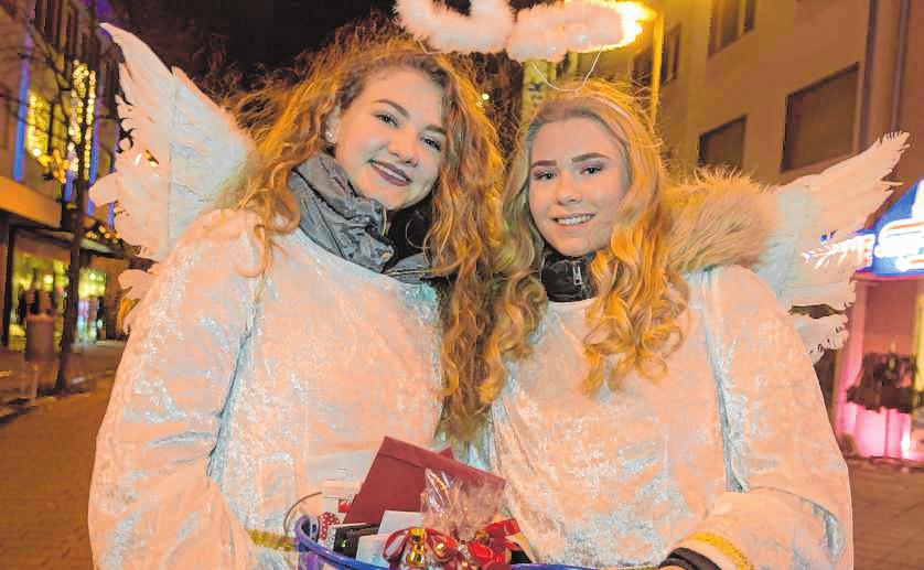 Auch in diesem Jahr verteilen Weihnachtsengel Lose an die Besucher des Lampertheimer Candlelight-Shoppings. BILD: NIX/A Auch in diesem Jahr verteilen Weihnachtsengel Lose an die Besucher des Lampertheimer Candlelight-Shoppings. BILD: NIX/A