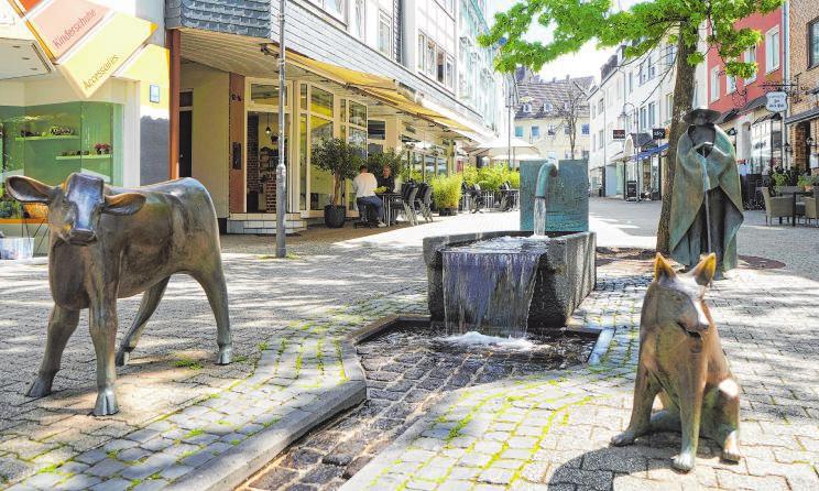 Die zweistündige Tour führt unter anderem auch zur Alten Poststraße zu der bekannten Figur des Kuhhirten mit seinen Tieren und dem Brunnen.