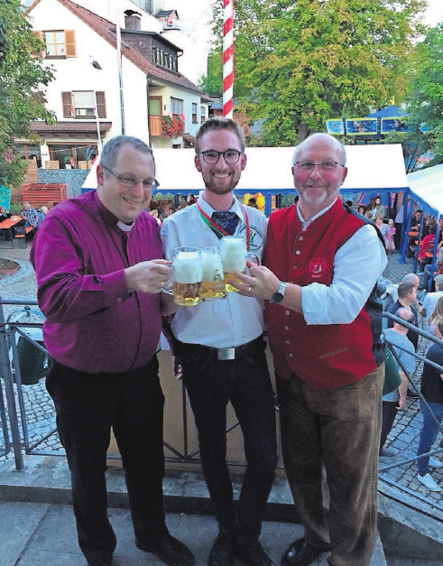Erster BM Egon Herrmann (rechts) stößt bei der Kerwa auf seine Gemeinde an. Erster BM Egon Herrmann (rechts) stößt bei der Kerwa auf seine Gemeinde an.
