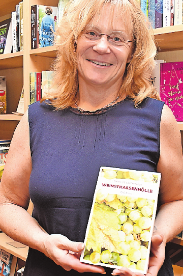 Selbst im Urlaub die Pfalz dabei: Antje Geis empfiehlt die „Pfalz-Krimis“. FOTO: SCHENK Selbst im Urlaub die Pfalz dabei: Antje Geis empfiehlt die „Pfalz-Krimis“. FOTO: SCHENK