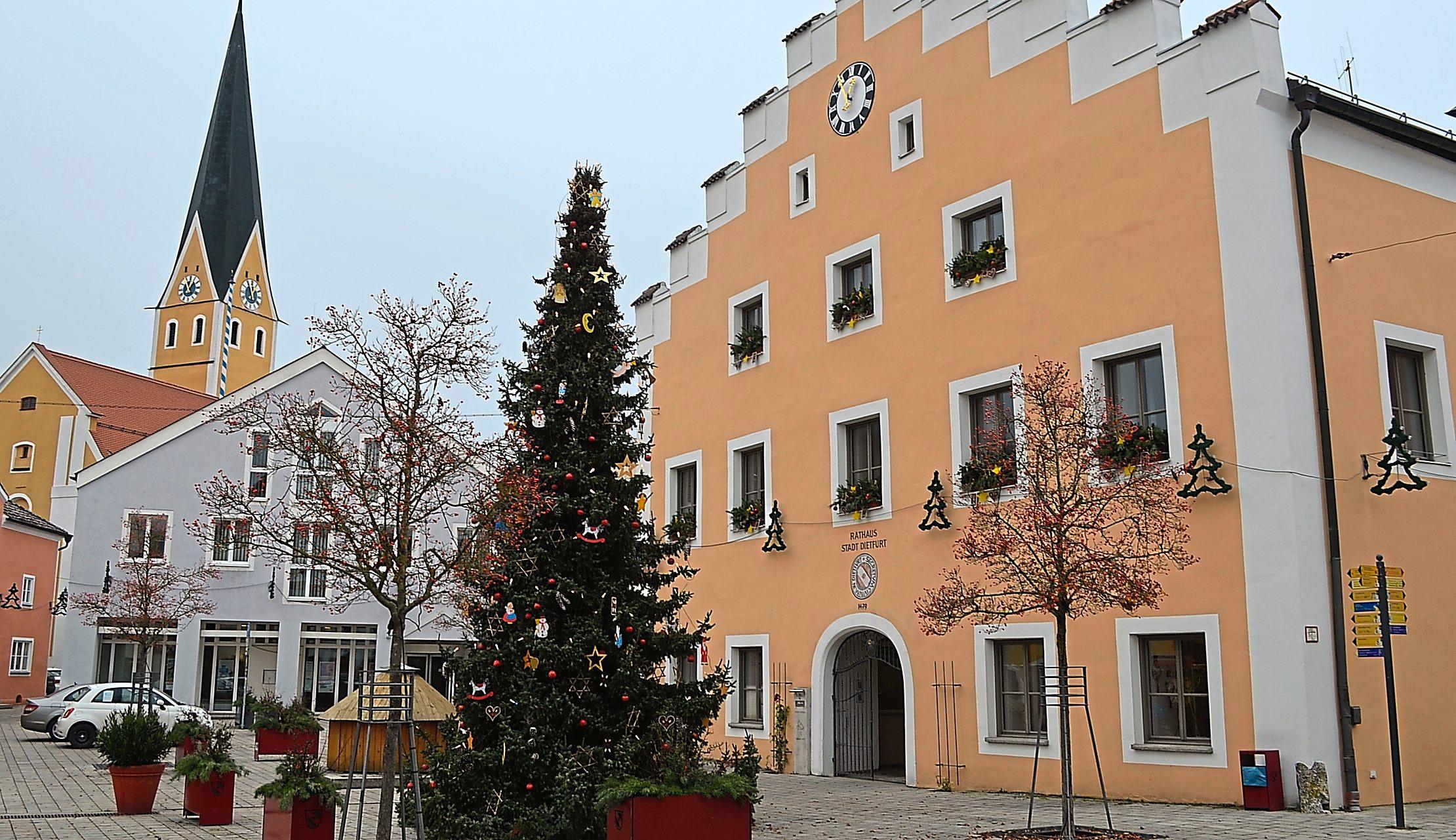 In Dietfurt steht der Christbaum bereits prächtig geschmückt direkt vor dem Rathaus und verbreitet festliche Stimmung. Foto: Deisler In Dietfurt steht der Christbaum bereits prächtig geschmückt direkt vor dem Rathaus und verbreitet festliche Stimmung. Foto: Deisler