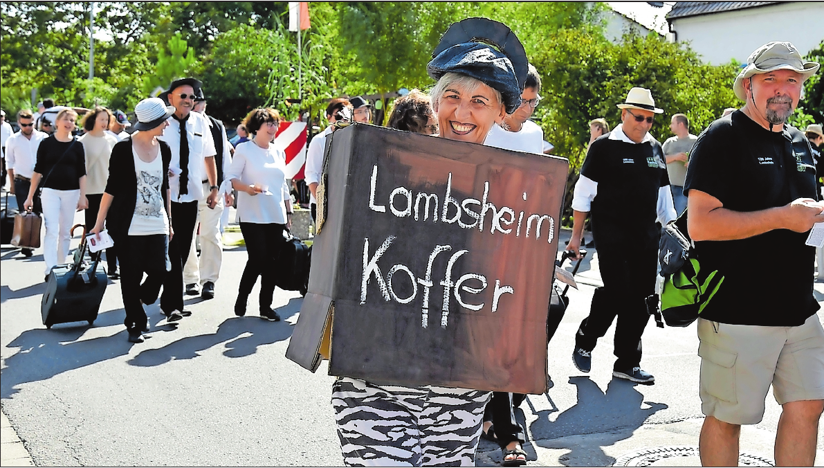 Im vergangenen Jahr gab es den Jubiläumskerweumzug zum Jubiläum 1250 Jahre Lambsheim. Auch auf das Stationentheater Lambsheimer Koffergeschichten wurde Bezug genommen. ARCHIVFOTO: BOLTE Im vergangenen Jahr gab es den Jubiläumskerweumzug zum Jubiläum 1250 Jahre Lambsheim. Auch auf das Stationentheater Lambsheimer Koffergeschichten wurde Bezug genommen. ARCHIVFOTO: BOLTE