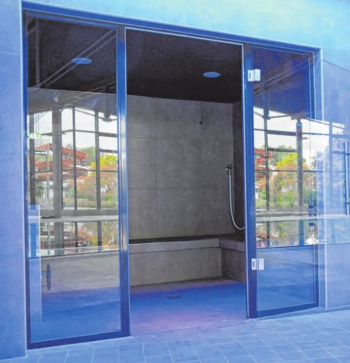 In Blau erstrahlt das neue Dampfbad. FOTO: ROLAND RAY In Blau erstrahlt das neue Dampfbad. FOTO: ROLAND RAY