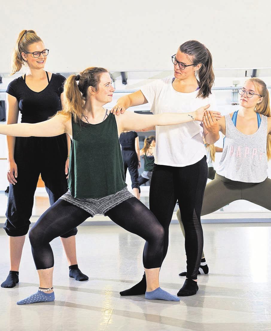 Eva Baalmann (Mitte) ist angehende Tanzlehrerin. Sie unterrichtet (v. l.) Britta Strohmeier, Ilka Erdmann und Ellie Hainsworth. FOTO: HEINER KÖPCKE