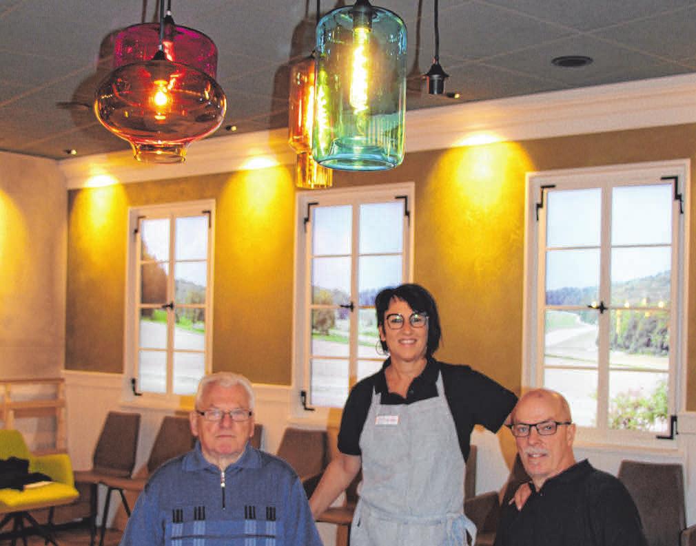 Daniela Stehle, ihr Mann Wolfram (r.) und dessen Vater Josef sitzen schon mal Probe im neuen Café. Die bunten Lampen sind ein echter Hingucker. FOTO:SCHMIDL Daniela Stehle, ihr Mann Wolfram (r.) und dessen Vater Josef sitzen schon mal Probe im neuen Café. Die bunten Lampen sind ein echter Hingucker. FOTO:SCHMIDL