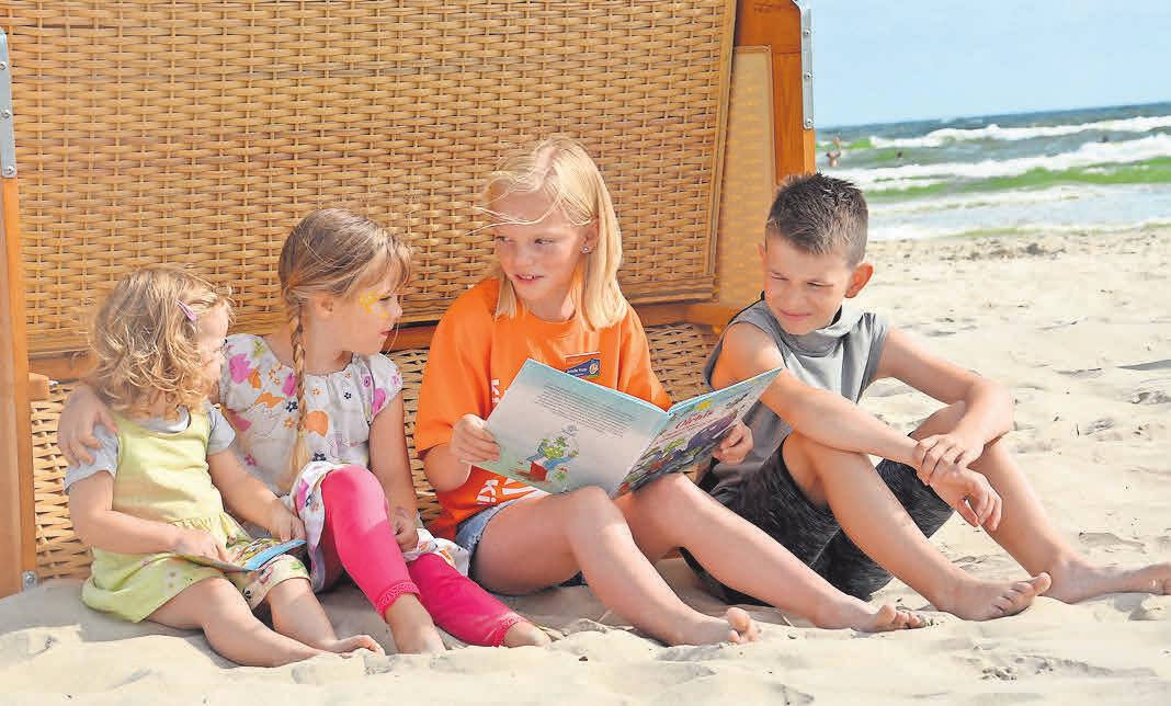 Kinderkurdirektorin Amelie im orangen Karlshagener Look bietet unter anderem Lesestunden am Strand an. Foto: KV Karlshagen Kinderkurdirektorin Amelie im orangen Karlshagener Look bietet unter anderem Lesestunden am Strand an. Foto: KV Karlshagen