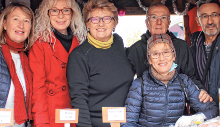 Der Nikolausmarkt auf dem Löwenplatz ist ein schöner Treffpunkt. Vor allem der Besuch vom Nikolaus uns seinem Knecht Ruprecht ist ein Höhepunkt für die Kinder. FOTOS: ROSA LANER Der Nikolausmarkt auf dem Löwenplatz ist ein schöner Treffpunkt. Vor allem der Besuch vom Nikolaus uns seinem Knecht Ruprecht ist ein Höhepunkt für die Kinder. FOTOS: ROSA LANER
