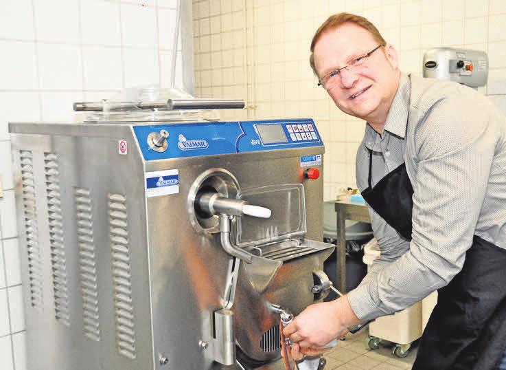 Frank Blume bereitet die neue Maschine für ihren Einsatz vor. Das Eis für sein Café stellt er selbst her. Foto: Archiv Frank Blume bereitet die neue Maschine für ihren Einsatz vor. Das Eis für sein Café stellt er selbst her. Foto: Archiv
