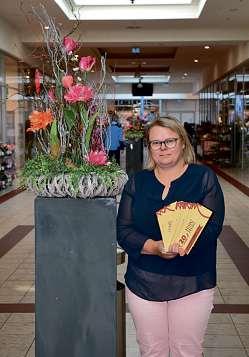 Centermanagerin Nicole Bastein zeigt die Lose für die große Geburtstags-Tombola