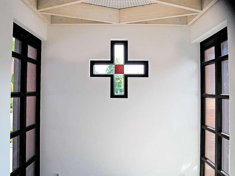 Glas-Kreuz: Die Stirnwand des Eingangsbereiches zu den Verabschiedungsräumen. Foto: Gehlenborg