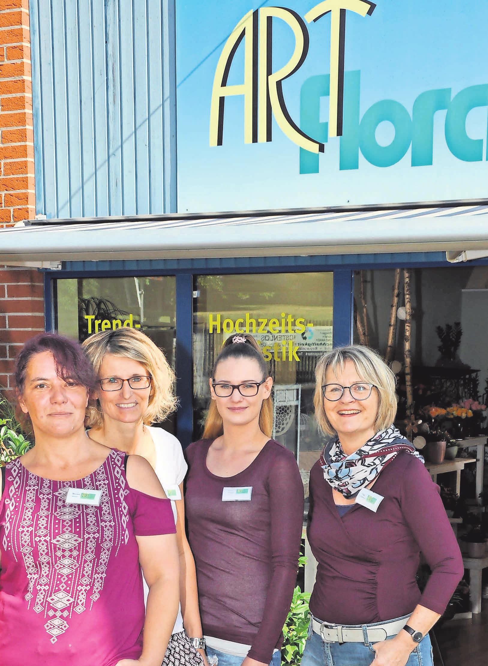 Das Team um Inhaberin Susanne Präger-Hoffmann (rechts) freut sich auf die kreative Arbeit in der Adventsund Weihnachtszeit. Das Team um Inhaberin Susanne Präger-Hoffmann (rechts) freut sich auf die kreative Arbeit in der Adventsund Weihnachtszeit.