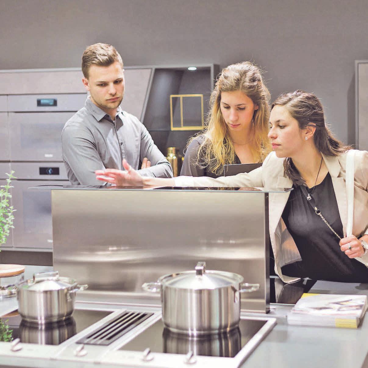 Die Einrichtungsbranche macht gute Umsätze – das lässt zukunftssichere Jobs in der Kundenberatung und Management erwarten. Foto: djd/Fachschule des Möbelhandels Die Einrichtungsbranche macht gute Umsätze – das lässt zukunftssichere Jobs in der Kundenberatung und Management erwarten. Foto: djd/Fachschule des Möbelhandels