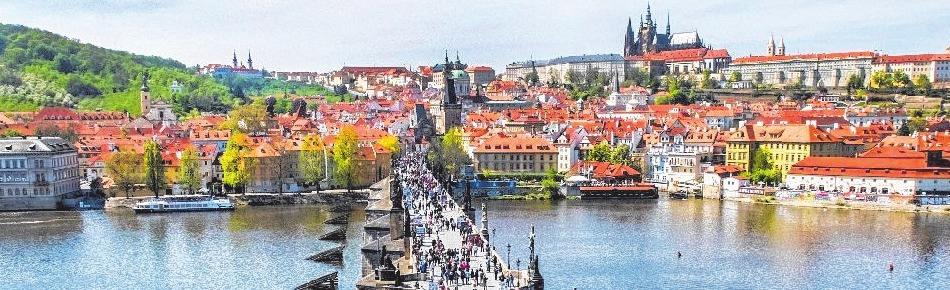 Die Karlsbrücke in Prag. FOTOS: BEHRENS–MEDIA Die Karlsbrücke in Prag. FOTOS: BEHRENS–MEDIA
