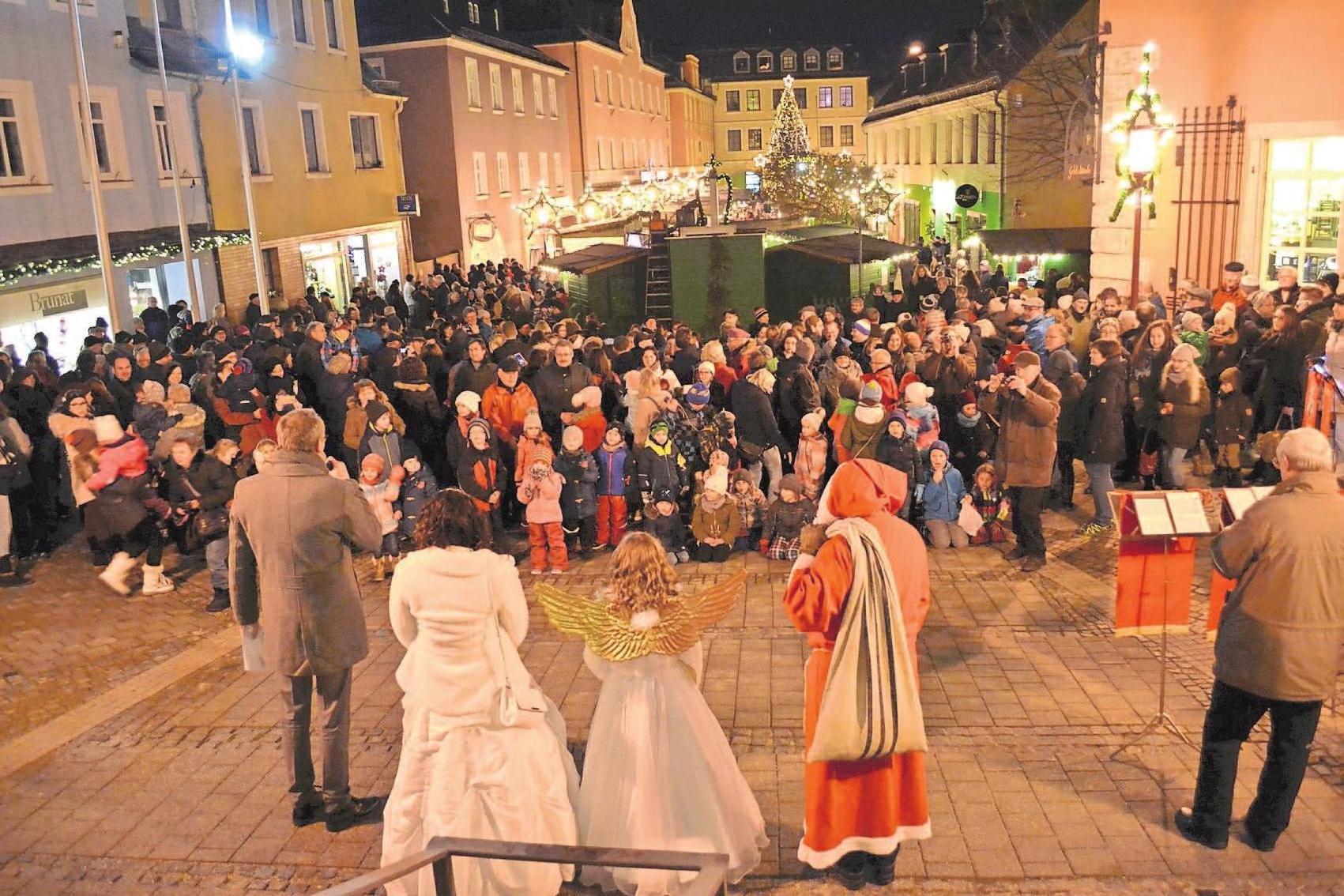 Feierlich eröffnen Oberbürgermeister Ulrich Pötzsch, die Porzellankönigin, der Nikolaus und das Selber Christkind den Weihnachtsmarkt am Freitagnachmittag vor der Stadtkirche Sankt Andreas. Unser Foto stammt aus dem Jahr 2017. Im vergangenen Jahr musste die Eröffnung wegen gefährlichem Blitzeis leider ausfallen. Feierlich eröffnen Oberbürgermeister Ulrich Pötzsch, die Porzellankönigin, der Nikolaus und das Selber Christkind den Weihnachtsmarkt am Freitagnachmittag vor der Stadtkirche Sankt Andreas. Unser Foto stammt aus dem Jahr 2017. Im vergangenen Jahr musste die Eröffnung wegen gefährlichem Blitzeis leider ausfallen.