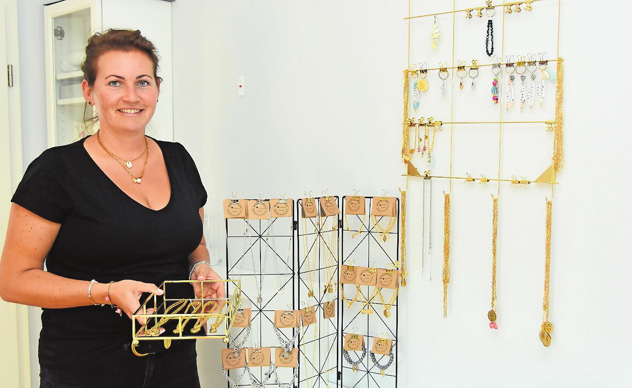 Liebt kleinteilige Arbeiten: Schmuckdesignerin Lucia Krämer. FOTO: CLEMENS Liebt kleinteilige Arbeiten: Schmuckdesignerin Lucia Krämer. FOTO: CLEMENS