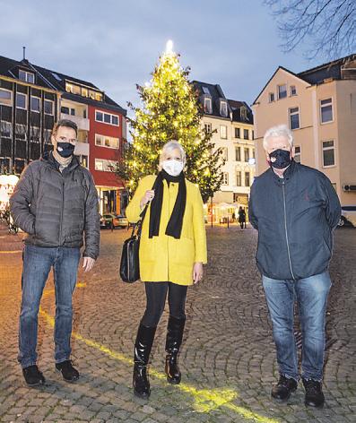 Dieter Niehoff (l.) und Karl-Heinz Walter vom IG-Vorstand mit Gudrun Meyer (M., KVB) vor dem KVB-Weihnachtsbaum Dieter Niehoff (l.) und Karl-Heinz Walter vom IG-Vorstand mit Gudrun Meyer (M., KVB) vor dem KVB-Weihnachtsbaum