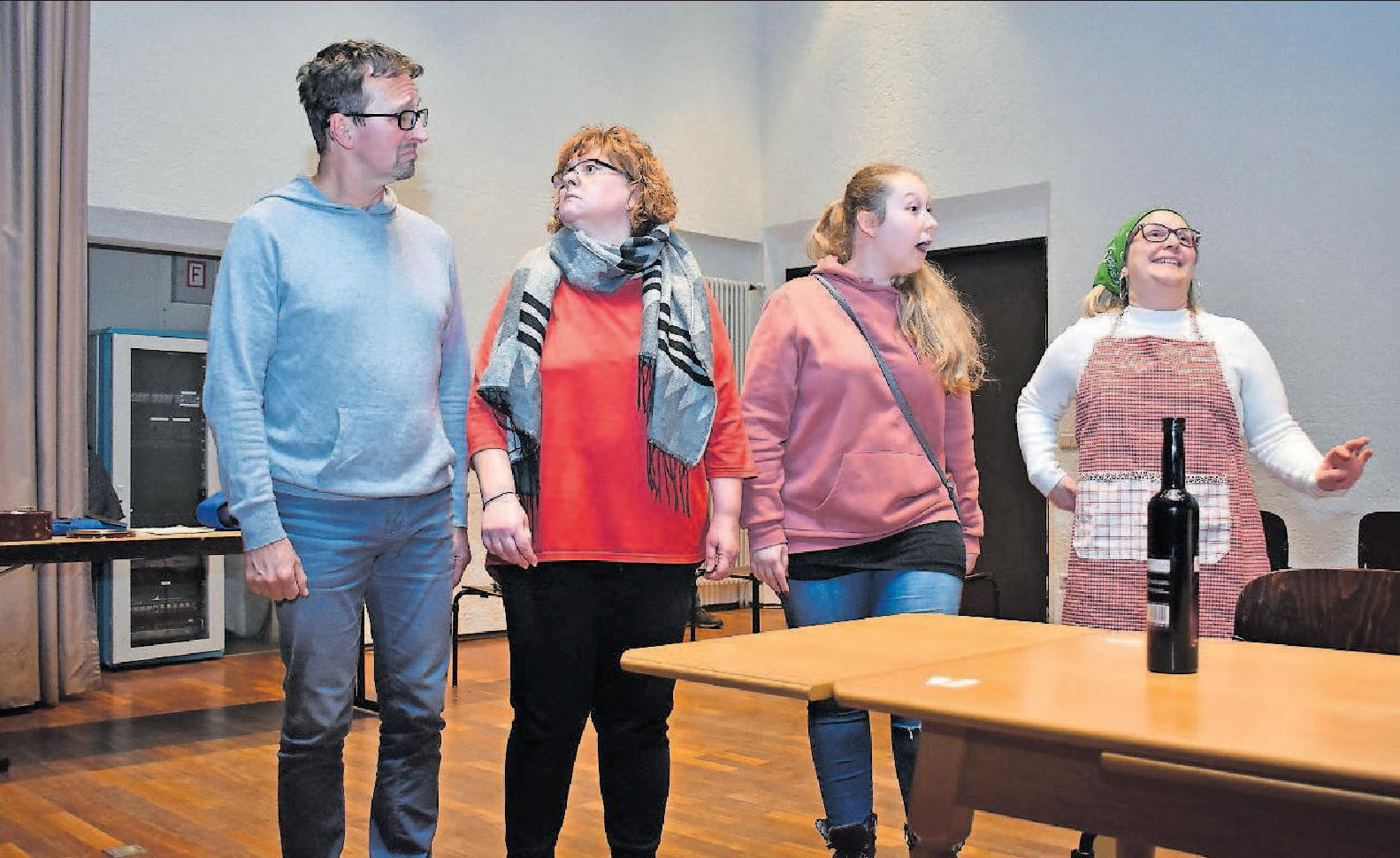„Der Heiratsmuffel“ und die Frauen (von links) beim Probenabend: Arndt Klein, Andrea Schreier, Nadine Schreier und Diana Heinlein. FOTO: SCHENK „Der Heiratsmuffel“ und die Frauen (von links) beim Probenabend: Arndt Klein, Andrea Schreier, Nadine Schreier und Diana Heinlein. FOTO: SCHENK