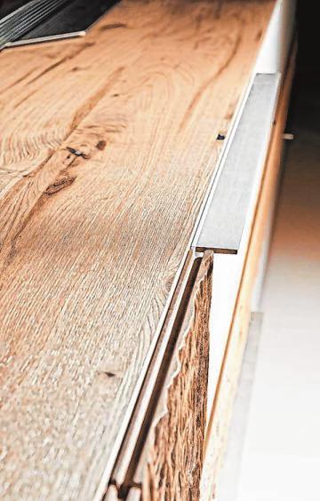 Modernes Lowboard mit natürlichem Charme: Das stark strukturierte Massivholz erinnert an Baumrinde. Modernes Lowboard mit natürlichem Charme: Das stark strukturierte Massivholz erinnert an Baumrinde.