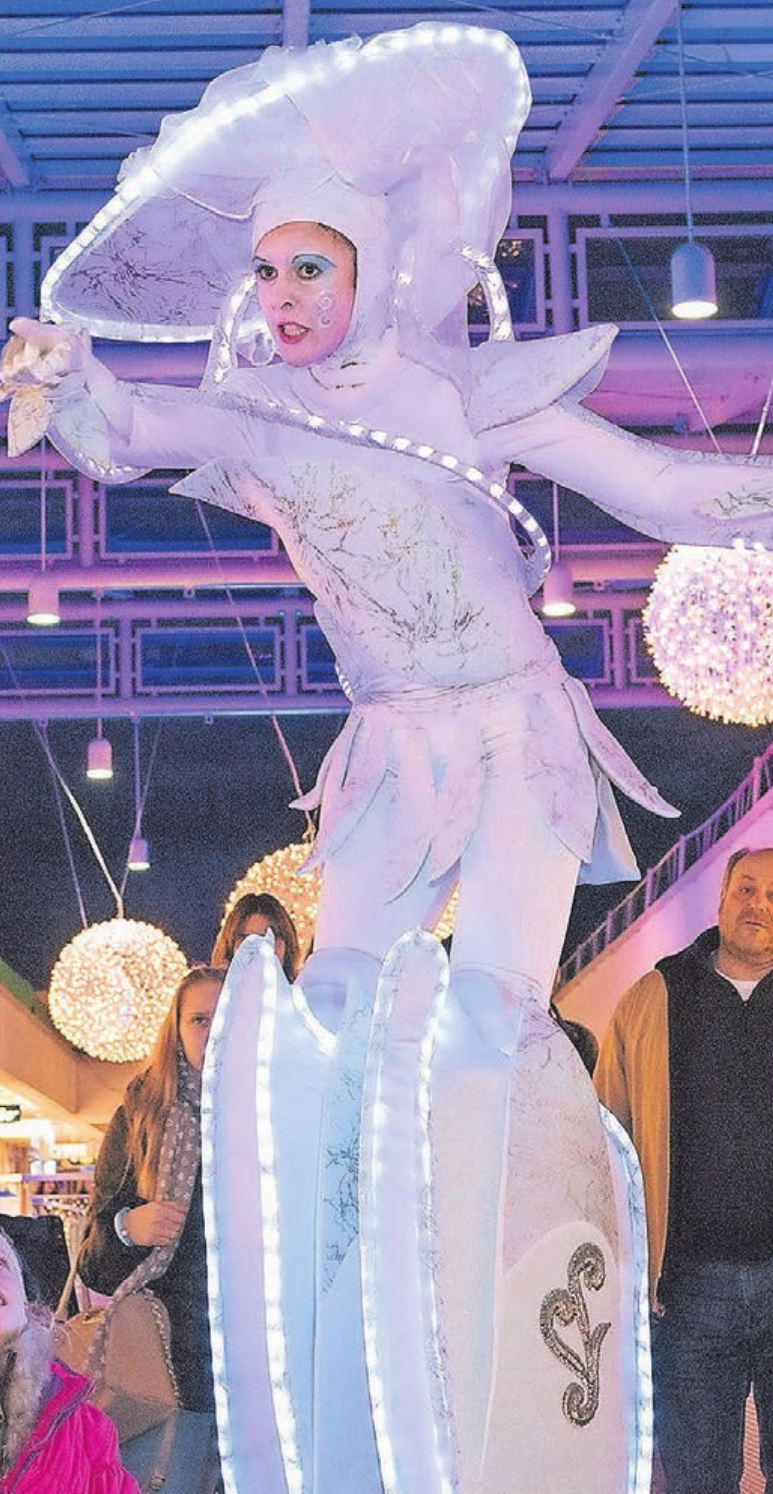 Mit blauer und weißer LED-Beleuchtung sind Stelzenläufer geschmückt, die bei „Freezing Fischeln“ die ebenfalls blau beleuchtete Event-Meile akrobatisch abschreiten. Mit blauer und weißer LED-Beleuchtung sind Stelzenläufer geschmückt, die bei „Freezing Fischeln“ die ebenfalls blau beleuchtete Event-Meile akrobatisch abschreiten.