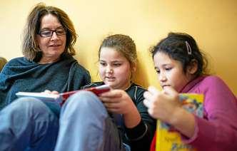 Mehr als 2400 Lesepaten sind in Berlins Kitas und Schulen unterwegs. FOTO: FELIX ZAHN / PA / DPA Mehr als 2400 Lesepaten sind in Berlins Kitas und Schulen unterwegs. FOTO: FELIX ZAHN / PA / DPA