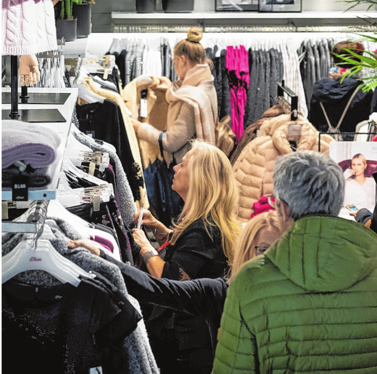 Beim „Super Shopping Friday“ locken manche Geschäfte in der City wie auch in den Stadtteilen sogar mit stündlich wechselnden Angeboten. FOTO: PATTY VARASANO Beim „Super Shopping Friday“ locken manche Geschäfte in der City wie auch in den Stadtteilen sogar mit stündlich wechselnden Angeboten. FOTO: PATTY VARASANO