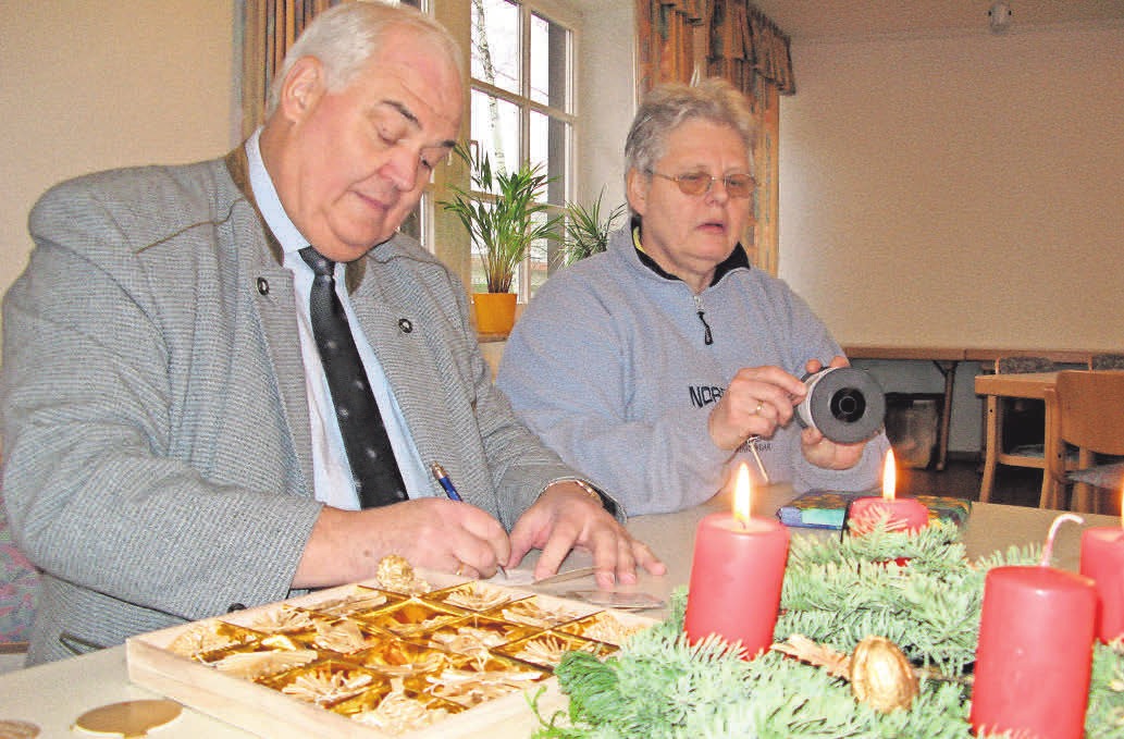 Niemand soll leer ausgehen – Manfred und Brigitte Negelmann packen Geschenke für die Weihnachtsstube ein. DOMINIIK FLINKERT Niemand soll leer ausgehen – Manfred und Brigitte Negelmann packen Geschenke für die Weihnachtsstube ein. DOMINIIK FLINKERT