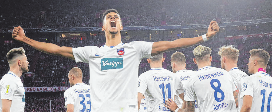 Die Zweitligaspieler des 1. FC Heidenheim hatten die Sensation auf dem Schlappen. Im DFB-Pokal schieden die Kicker von der Brenz bei Rekordmeister Bayern München mit 4:5 äußerst unglücklich aus, nachdem sie das Spiel ihres Lebens gemacht und nach dem 4:4 durch Glatzel (Foto) selbst die Großchance zum 5:4 hatten. Auch sonst spielten die Heidenheimer, mehr noch als Mengen, eine Traumsaison, die beste ihrer Geschichte – bis drei Spieltage vor Schluss hatten sie noch reelle Chancen auf die Aufstiegsrelegation zur Bundesliga. Am Ende wurde es Platz 5 mit 55 Punkten. Seither hat das Team auch in Oberschwaben viele Fans. FOTO: VIA Die Zweitligaspieler des 1. FC Heidenheim hatten die Sensation auf dem Schlappen. Im DFB-Pokal schieden die Kicker von der Brenz bei Rekordmeister Bayern München mit 4:5 äußerst unglücklich aus, nachdem sie das Spiel ihres Lebens gemacht und nach dem 4:4 durch Glatzel (Foto) selbst die Großchance zum 5:4 hatten. Auch sonst spielten die Heidenheimer, mehr noch als Mengen, eine Traumsaison, die beste ihrer Geschichte – bis drei Spieltage vor Schluss hatten sie noch reelle Chancen auf die Aufstiegsrelegation zur Bundesliga. Am Ende wurde es Platz 5 mit 55 Punkten. Seither hat das Team auch in Oberschwaben viele Fans. FOTO: VIA