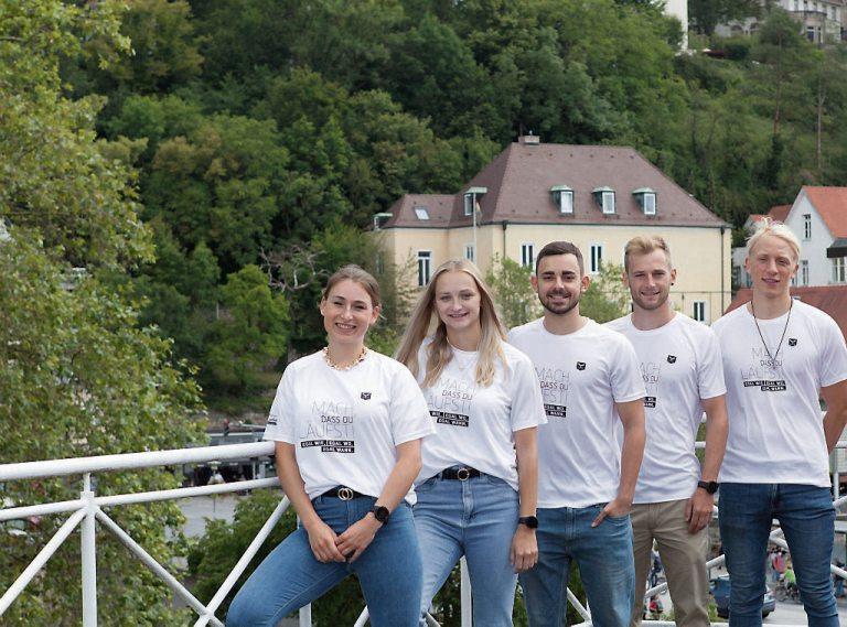 Das fünfköpfige Praktikanten-Team des Erbe-Laufs 2021 auf der Dachterrasse des Schwäbischen Tagblatts in der Uhlandstraße in Tübingen: Rebekka Klöpfer, Kira Moser, Lukas Müller, De Witt Wolff und Markus Weiß (v. li. n. re.).