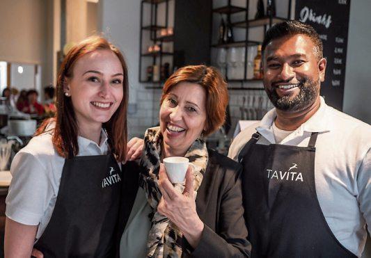 Physiotherapie, Wellness und Café-Lounge: Bei Tavita können sich die Tübinger wohlfühlen und entspannen. „Ich bin Christin und wünsche mir, dass wir hier eine Atmosphäre von Leben und Freude weitergheben können“, so Inhaberin Anette Krug (Mitte).