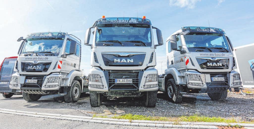 Neben LKW gehören auch Bagger zum eigenen Fuhpark. FOTO: OLAF RUTSCHEK Neben LKW gehören auch Bagger zum eigenen Fuhpark. FOTO: OLAF RUTSCHEK