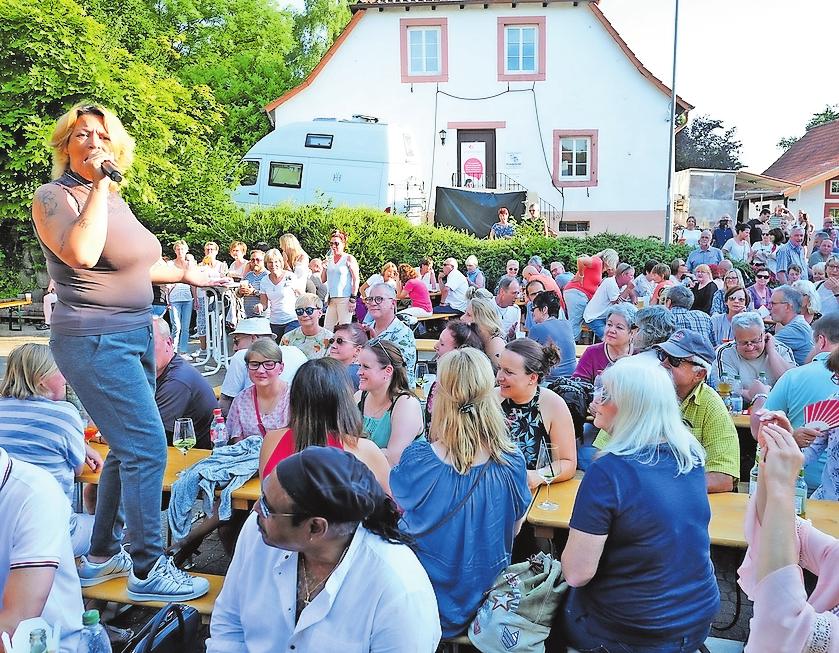 Der Ernstweilerhof hat im Sommer erstmals eine Konzertserie veranstaltet. Der Musiksommer – hier mit der Soul Family – bot Top-Bands in einem tollen Ambiente. FOTO: MOSCHEL Der Ernstweilerhof hat im Sommer erstmals eine Konzertserie veranstaltet. Der Musiksommer – hier mit der Soul Family – bot Top-Bands in einem tollen Ambiente. FOTO: MOSCHEL