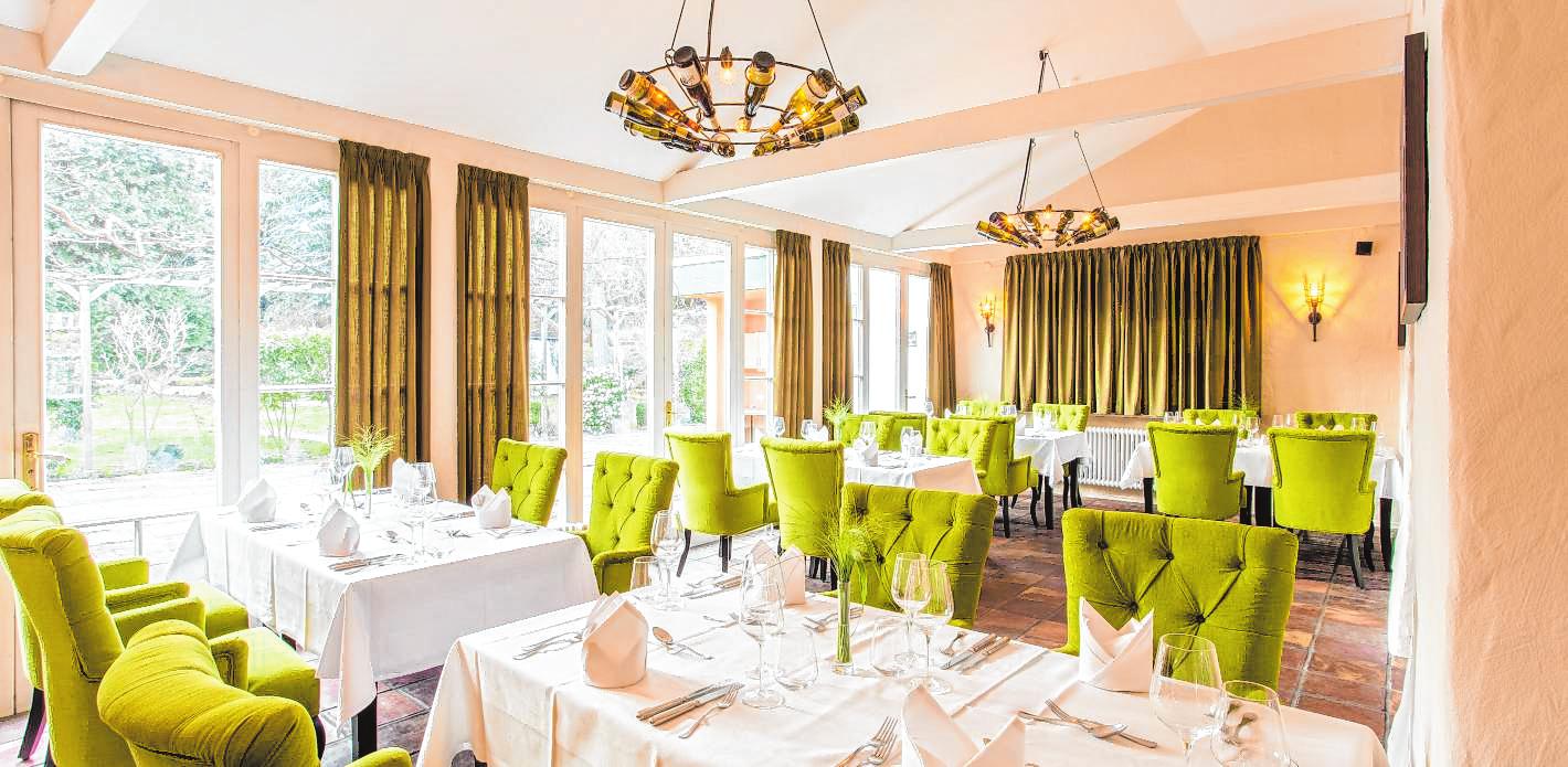 Im Restaurant werden die feinen Gerichte von Hark Pezely serviert. Im Restaurant werden die feinen Gerichte von Hark Pezely serviert.
