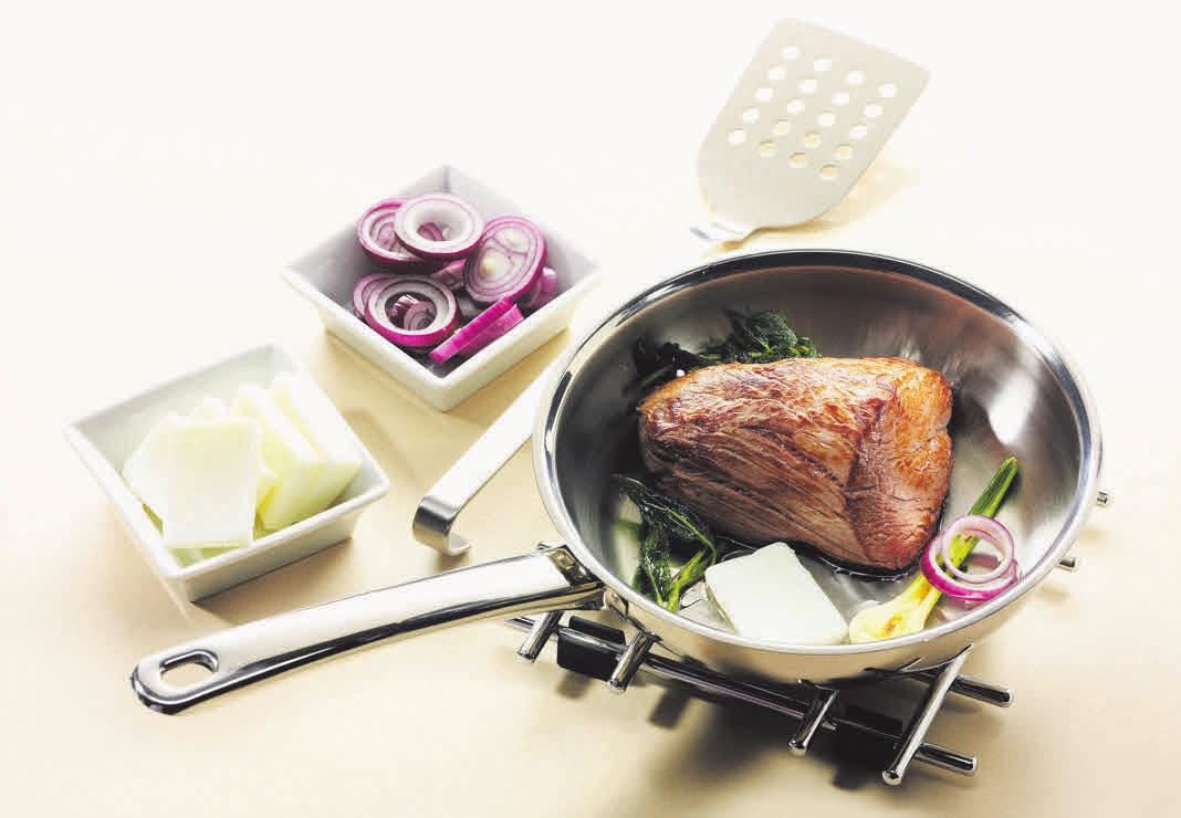 Da Schmalz im Gegensatz zu vielen anderen Fetten sehr hitzestabil ist, eignet es sich gut zum Braten von Fleisch. Foto: djd/LARU GmbH/Christian Schuster Da Schmalz im Gegensatz zu vielen anderen Fetten sehr hitzestabil ist, eignet es sich gut zum Braten von Fleisch. Foto: djd/LARU GmbH/Christian Schuster