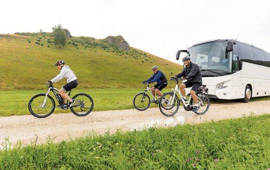 Nur das Fahrrad ist noch umweltfreundlicher: In der Klimabilanz liegt der Reisebus nicht nur weit vor demFlieger und dem Pkw, er schneidet auch besser ab als die Bahn. Bild: gbk Nur das Fahrrad ist noch umweltfreundlicher: In der Klimabilanz liegt der Reisebus nicht nur weit vor demFlieger und dem Pkw, er schneidet auch besser ab als die Bahn. Bild: gbk