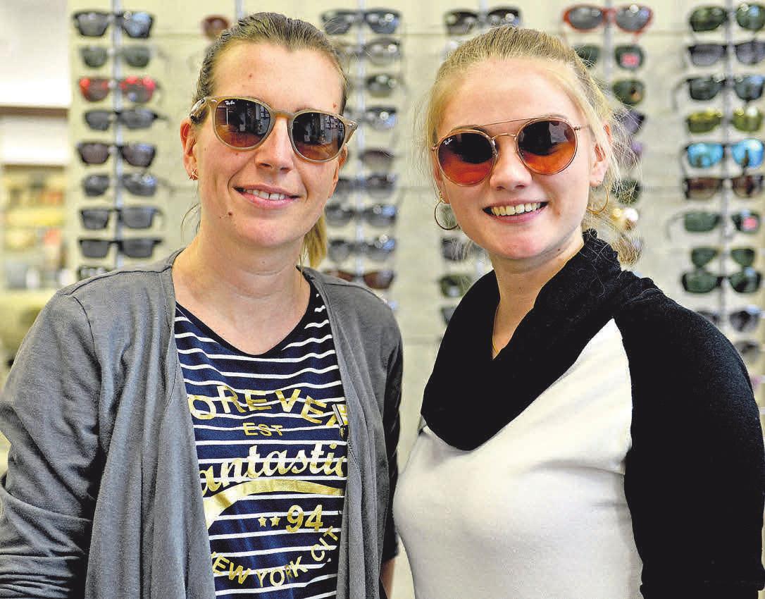 Augenoptikerin Katja Behrmann (li.) und Augenoptikermeisterin Viktoria Brams freuen sich: „Ab Februar sind die neuen Sonnenbrillen bei uns im Geschäft.“ FOTOS: HARTWIG Augenoptikerin Katja Behrmann (li.) und Augenoptikermeisterin Viktoria Brams freuen sich: „Ab Februar sind die neuen Sonnenbrillen bei uns im Geschäft.“ FOTOS: HARTWIG