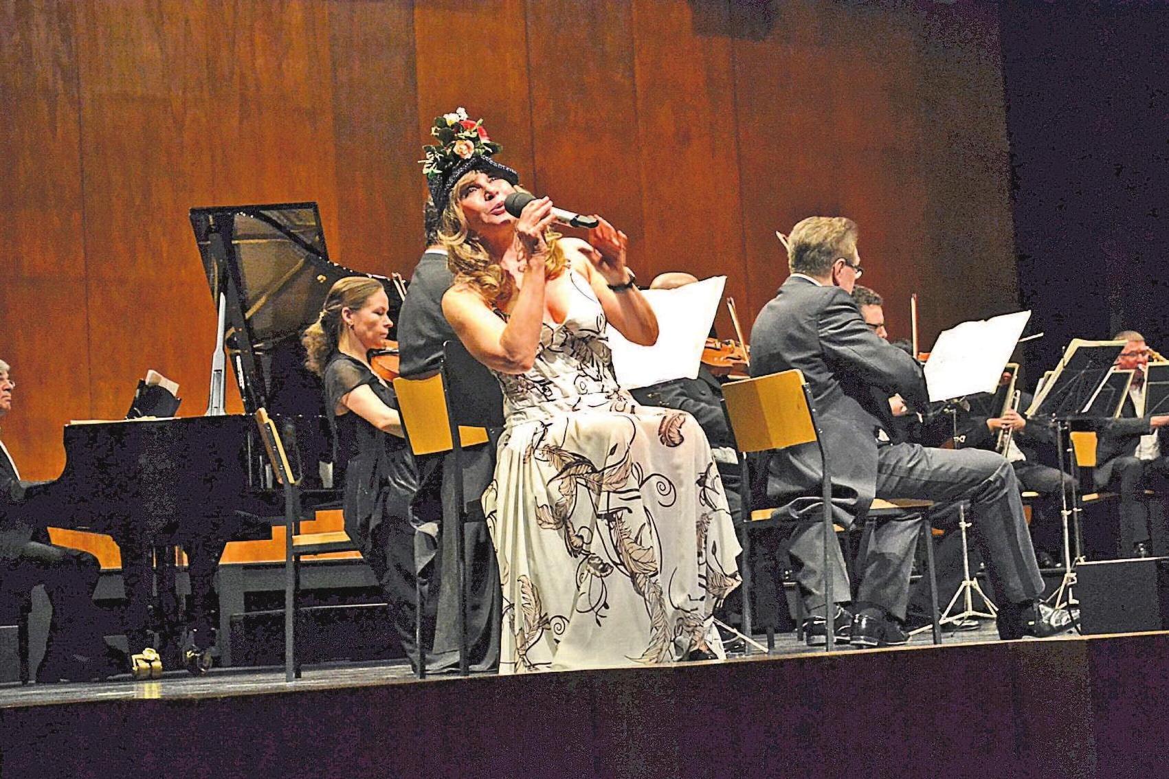 Am Samstagabend, 21. Dezember 2019, gastiert Deborah Sasson um 17 Uhr mit einem festlichen Weihnachtskonzert im Rosenthal-Theater. Am Samstagabend, 21. Dezember 2019, gastiert Deborah Sasson um 17 Uhr mit einem festlichen Weihnachtskonzert im Rosenthal-Theater.